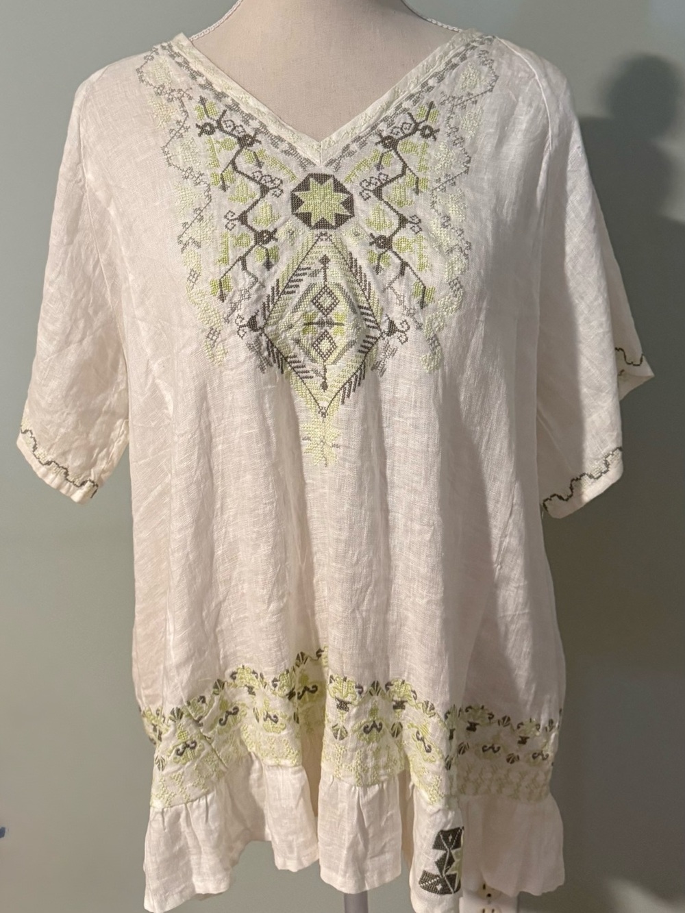 Johnny Was White Linen V-Neck Embroidered Tunic with Pale Green Accents